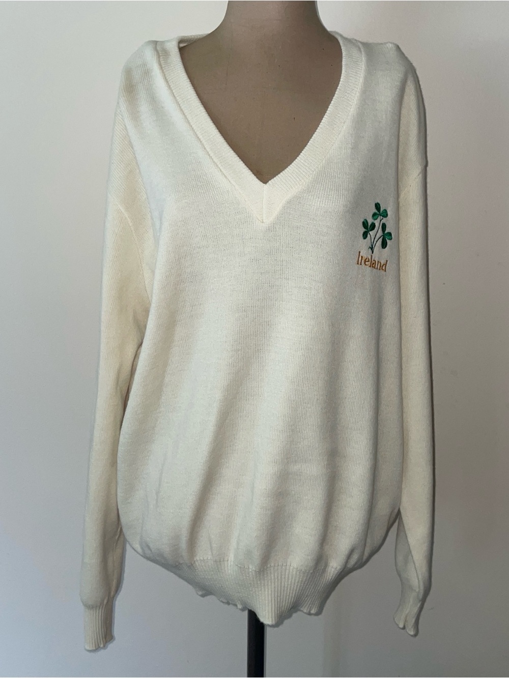 Ireland Shamrock Embroidery‎ sweater -stretchy -soft -vintage